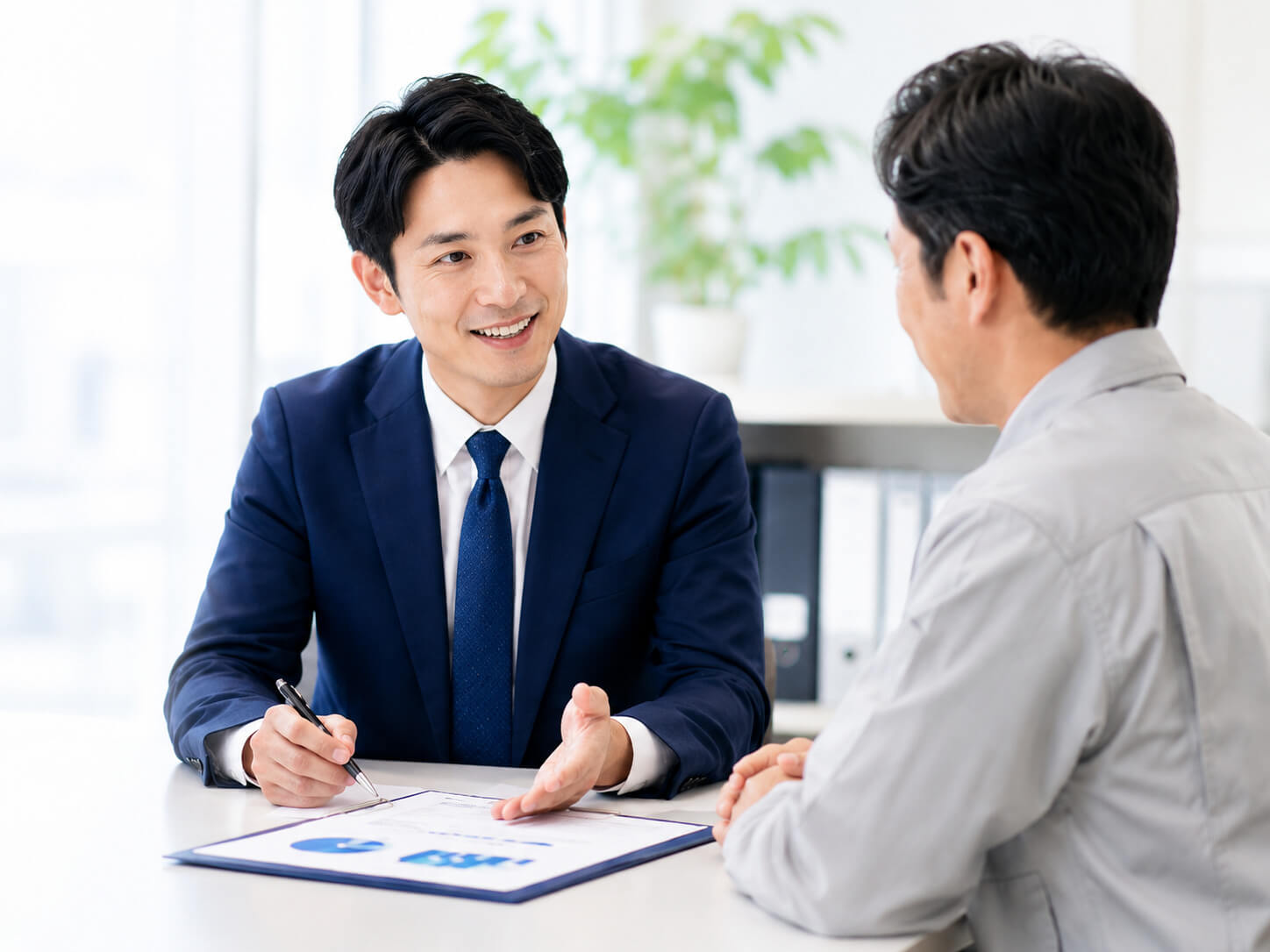 中小企業の補助金申請・資金調達について相談する様子